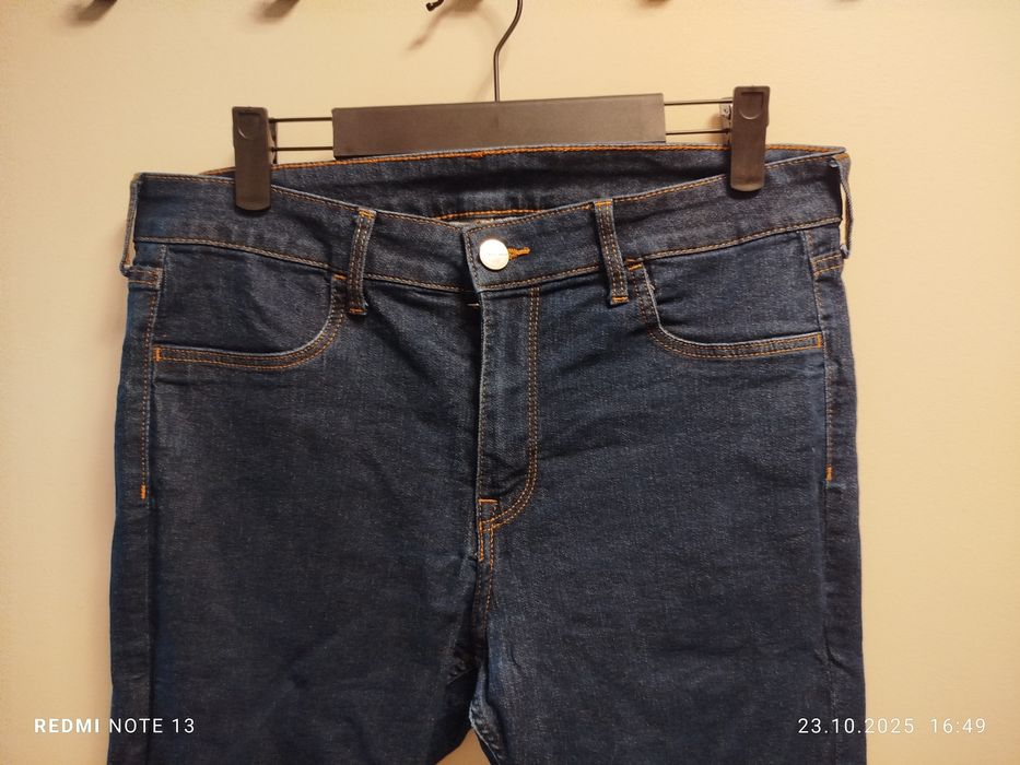 Ciemnogranatowe jeansy
