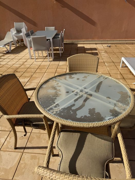 Mesa com tampa de vidro