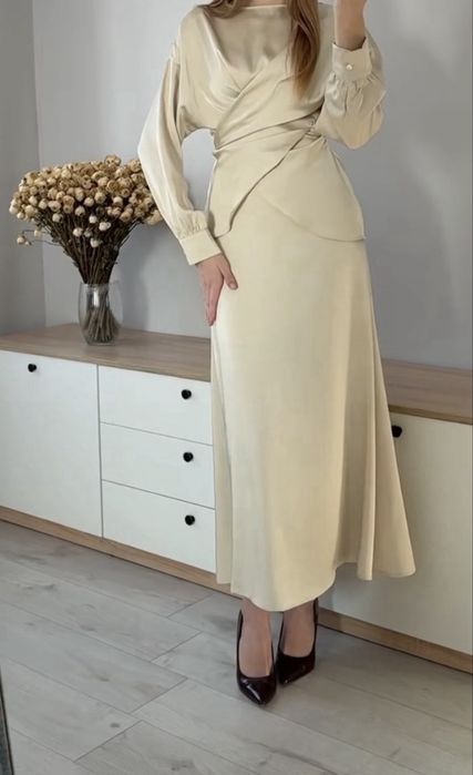 Стильний костюм спідниця + блуза, виглядає як сукня