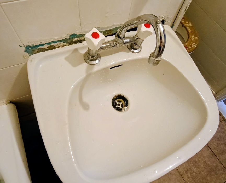 zlew łazienkowy z kranem