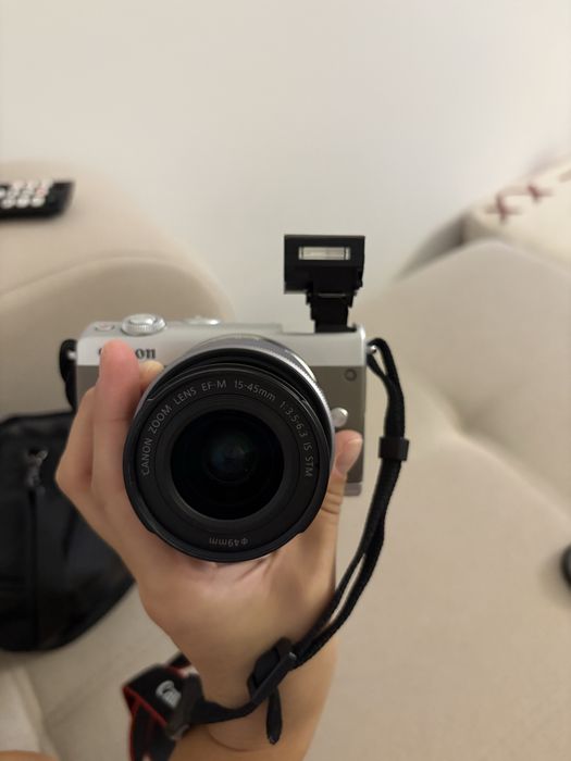 Canon EOS M100 mirrorless