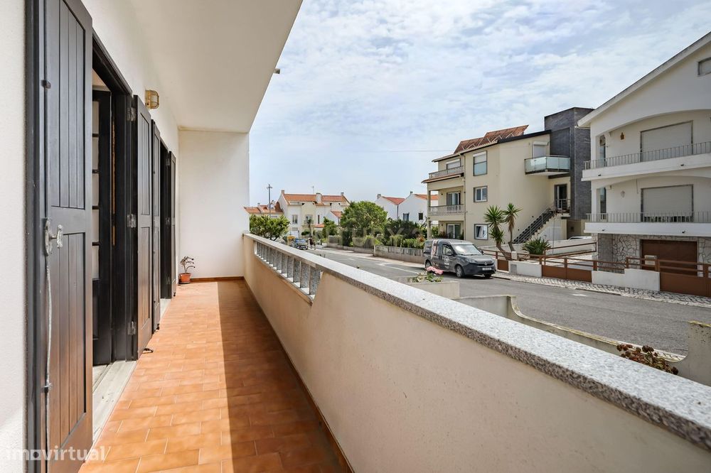 T2 com Garagem a poucos minutos da Praia da Areia Branca | Espaço, Luz
