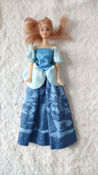 Lala z plastiku w typie "Barbie"