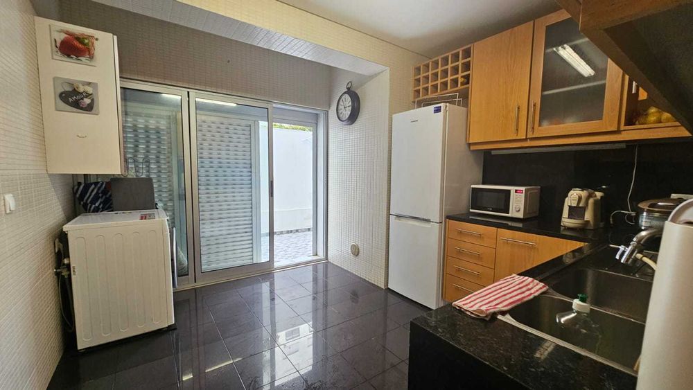 Um fantástico quarto na 147 m² duplex localizado na Parques das Nações