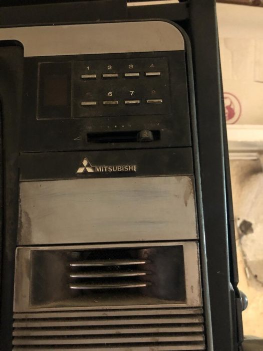 Tv antiga Mitsubishi a funcionar