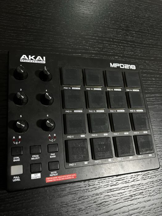 Akai MPD218 – Controlador MIDI USB com 16 Pads MPC