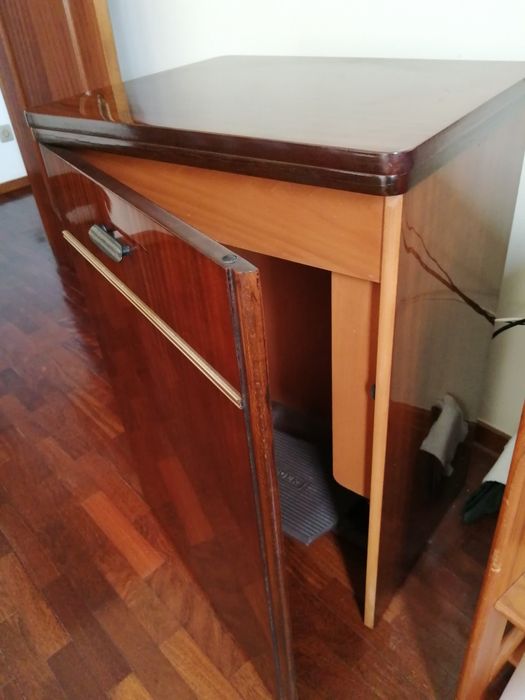 Máquina de costurar de pedal de marca SINGER, com móvel. IMPECÁVEL.