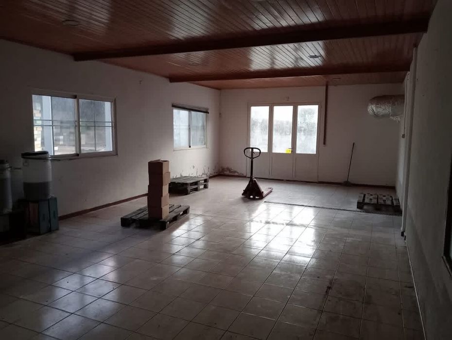 Alugo / vendo armazém situado no Cachao a 10 minutos de Mirandela