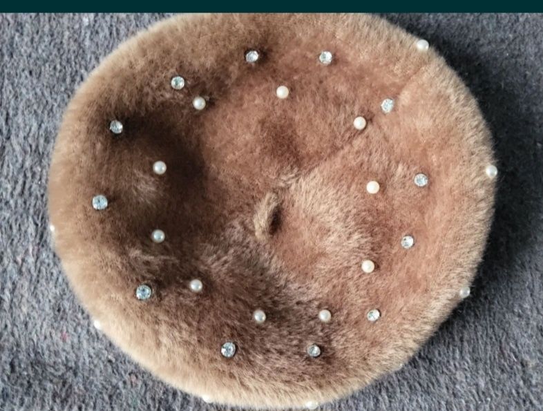 Шапка Берет с камнями и жемчугом альпака