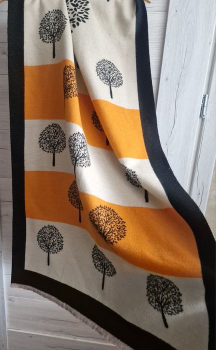 Świetny długi szal z frędzelkami  w print