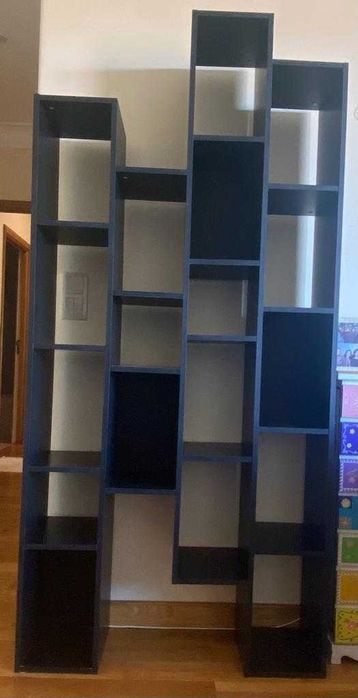 Estante preta em muito bom estado