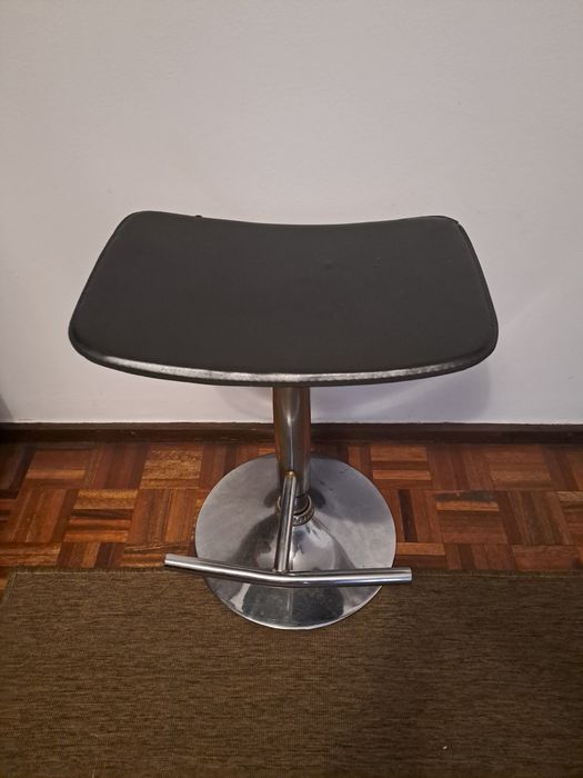 Banco giratório e ajustável em altura