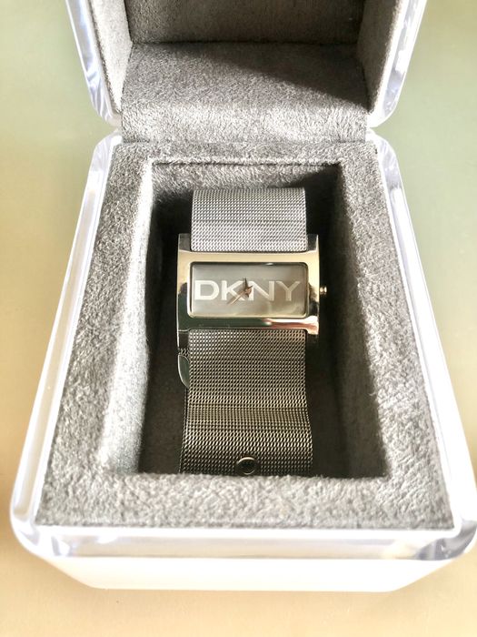 Relógio DKNY com pouco uso. Necessita de mudara pilha.