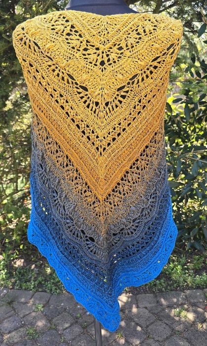 Duża chusta na szydełku handmade – złoto i królewski błękit, ażurowa, mięsista, elegancka