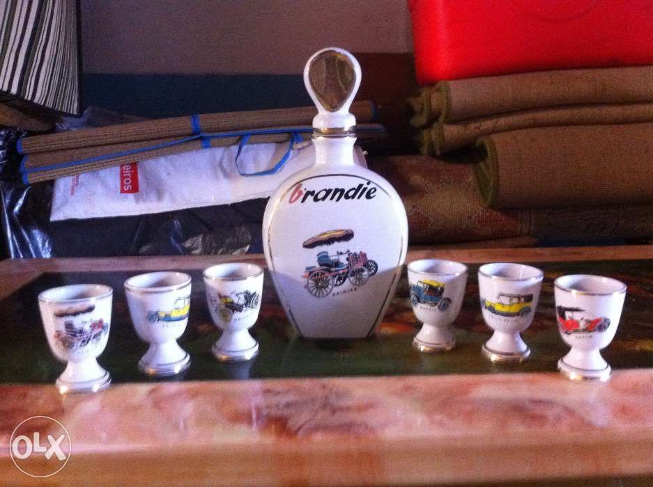 Garrafa em porcelana antiga+6 copos