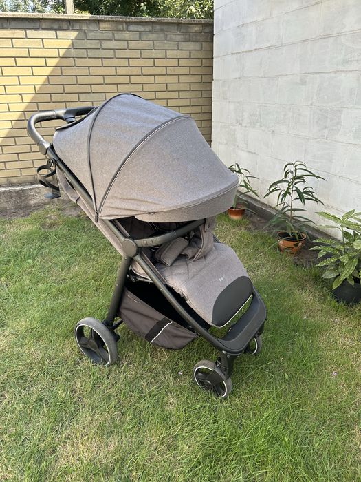 Прогулянкова коляска CARRELLO Bravo