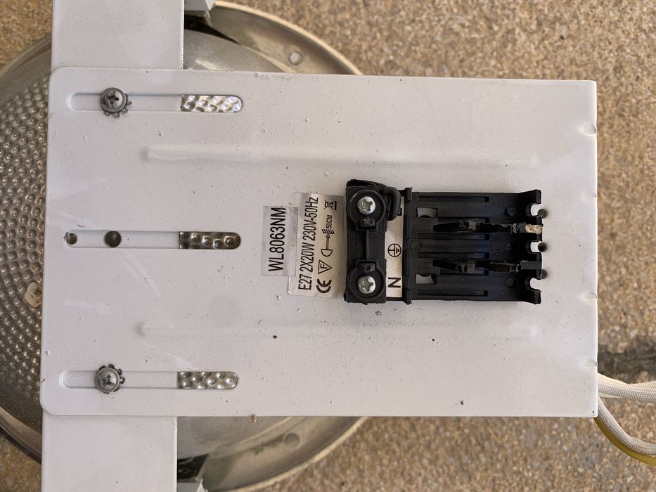 Focos de encastrar em teto falso.