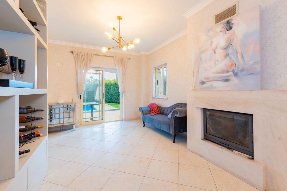 Moradia independente à venda em Aroeira - Almada.