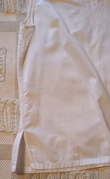 2 Blusas, 1 branca de algodão tipo túnica, outra laranja, ambas cavas