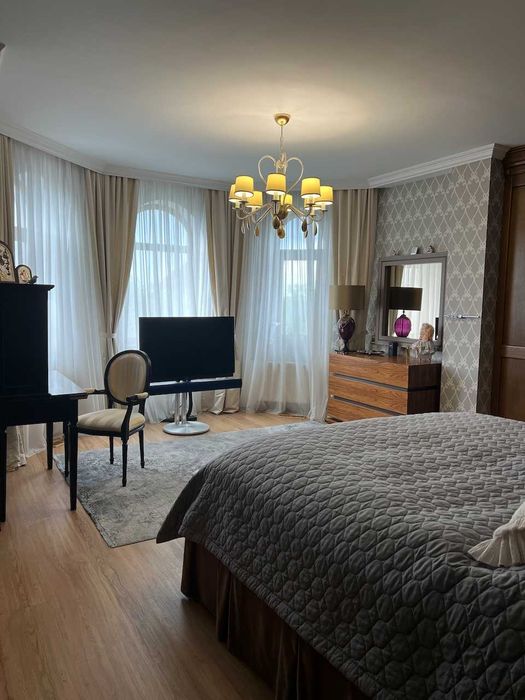 Якісний будинок 560м2 з шикарною ділянкою у м. Святопетрівське!