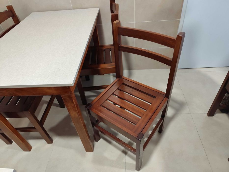 Liquidação mesas e cadeiras usadas