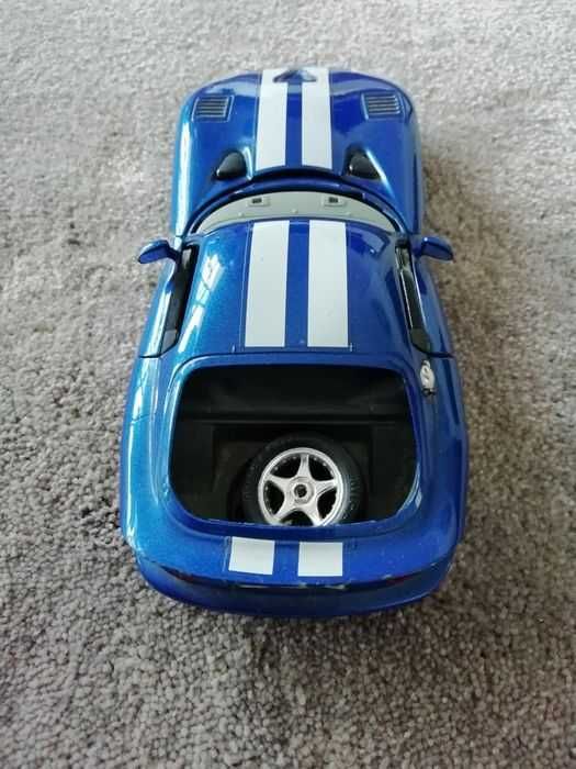 Carros de colecção Ferrari GTO e Viper Dodge GTS Coupe