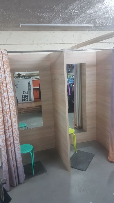 Wyposażenie sklepu odzieżowego regały półki wieszaki manekiny