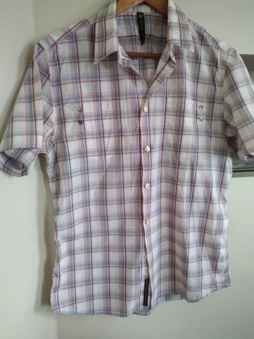 Koszula z krótkim rękawem.