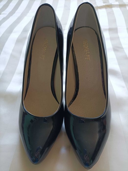 Czarne szpilki lakierowane