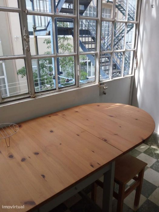 Quarto - localizado em São Sebastião Lisbon