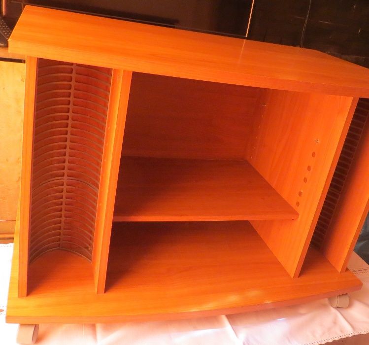 Móvel TV c/ suporte 60 CD, 2 prat. DVD e 6 p/ DV´s / Filmes