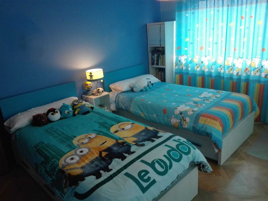 Mobília de quarto de solteiro (2 camas+2 colchões+2 camiseiros+2 estantes)