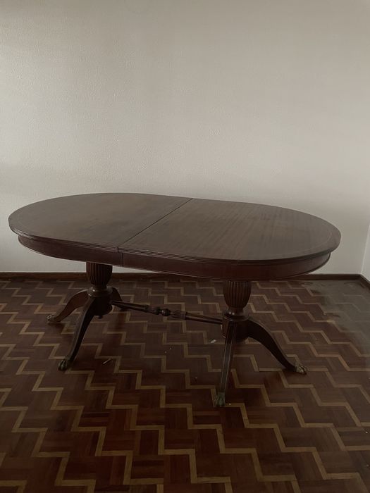 Mesa oval de sala de jantar
