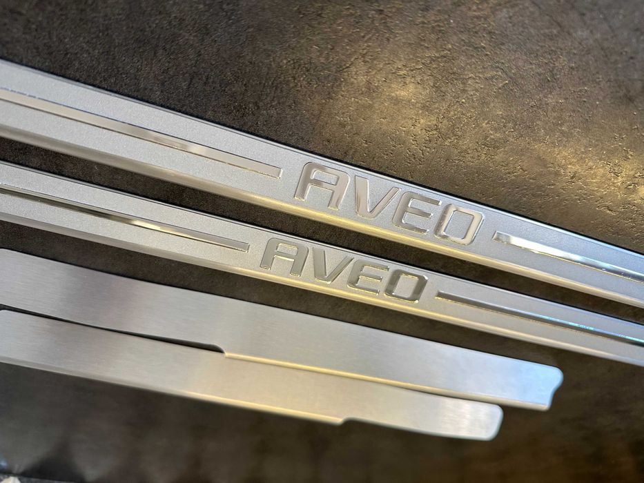 накладки на пороги модельні.