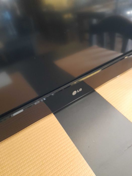 Tv LG 40" com base incluida