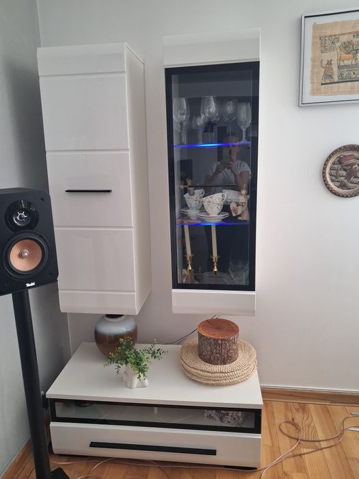 Zestaw mebli białe podświetlane szkło