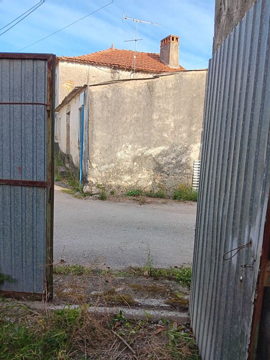 Vende-se casa de aldeia antiga e anexo