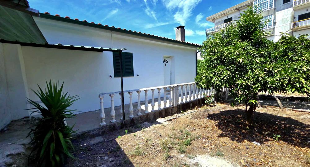 Moradia T2+1 com terreno com 925m²