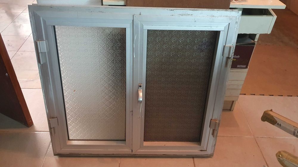 Janelas de Vidro. Caixilharia de alumínio. Bom estado.