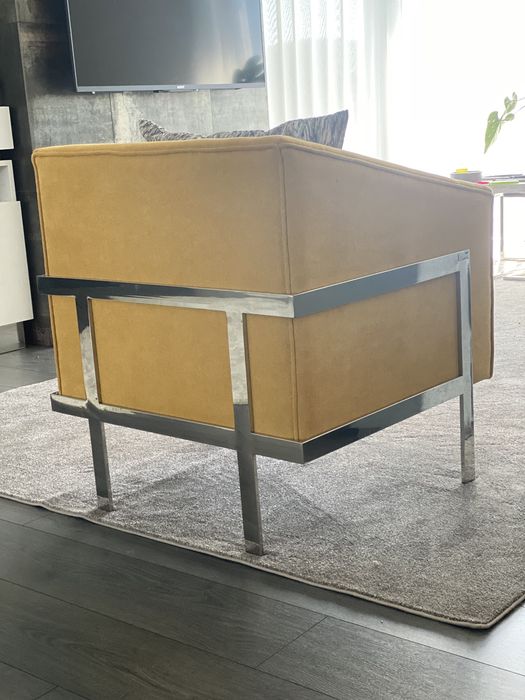 Sofá como NOVO, de tecido lavável e estrutura em inox.