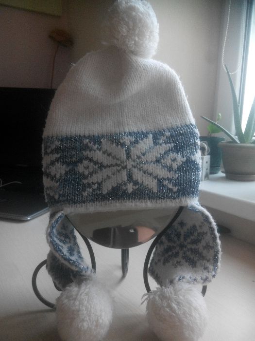 Шапка с бомбонами зимняя теплая белая голубая снежинки бомбон