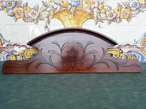 Florão Antigo em Madeira Restaurado