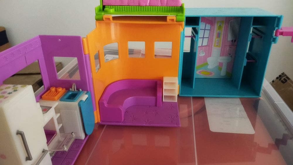 2002 fold out Polly pocket house