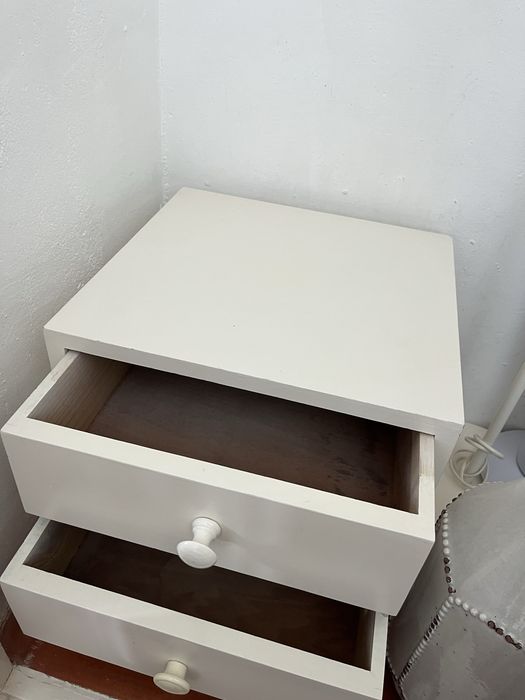 Mesinha de cabeceira/módulo cúbico branco 40x40 com 2 gavetas – compacto e prático