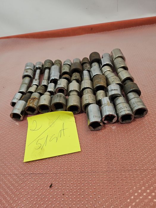 używany zestaw 51 różnych kluczy nasadowych