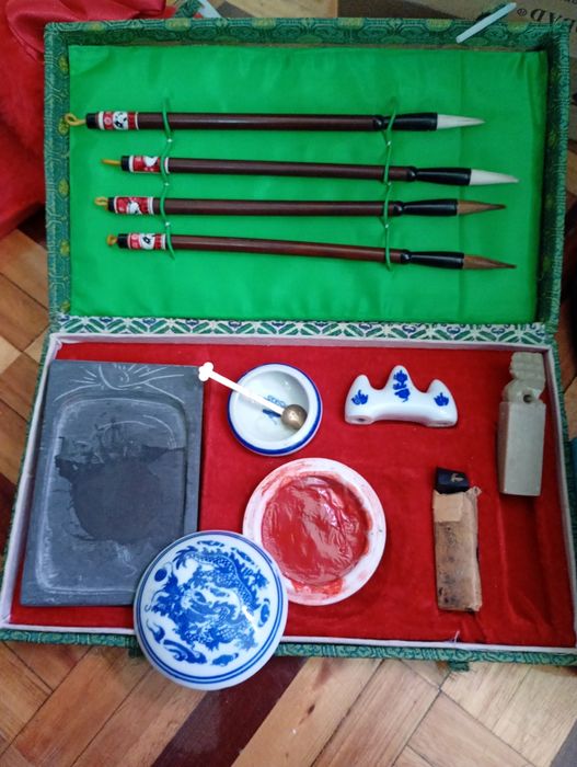 Conjunto antigo de caligrafia chinesa – porcelana e pedra de tinta