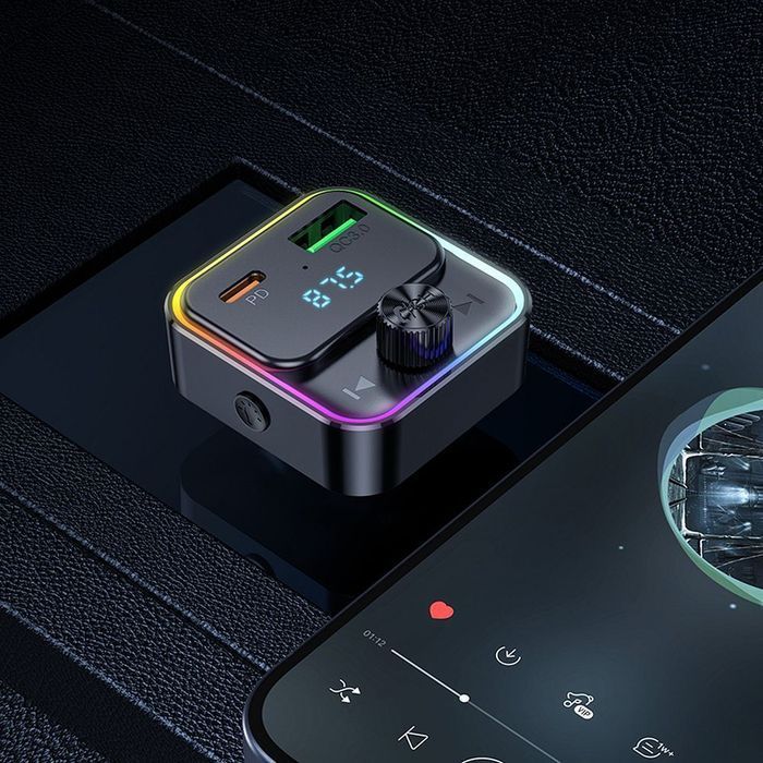 Ładowarka samochodowa Hoco USB A + USB C QC3.0 PD 30W z transmiterem E81 czarny