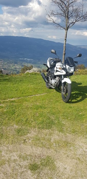 Vendo Honda CBF125 4 tempos.