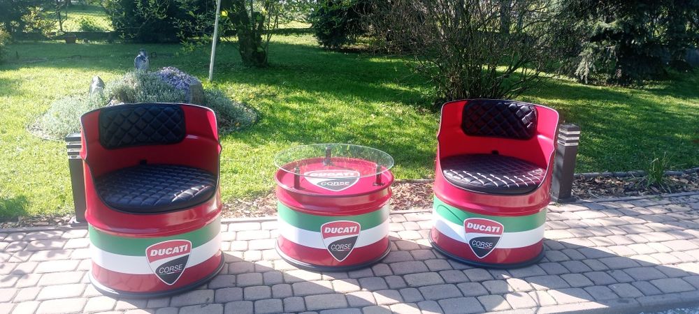 Fotele z metalowych beczek.