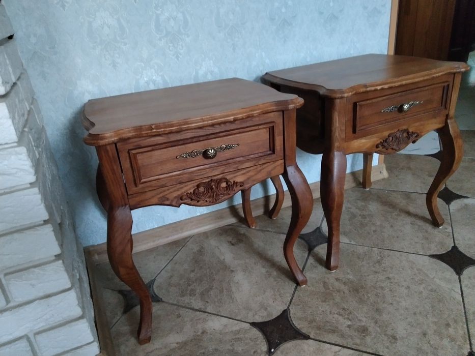 Пара вінтажний приліжкових тумбочок.